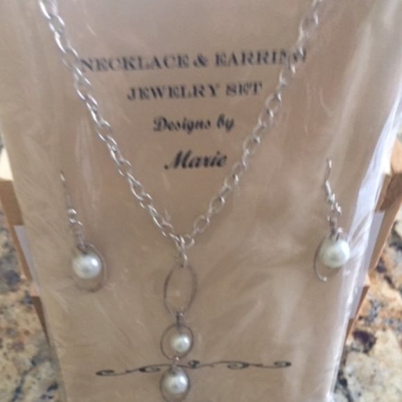 Matching earring and necklace set - Handmade/Repurposed jewelry - Picture 1 of 2